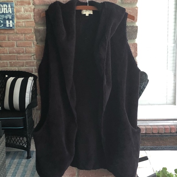 Jolt Jackets & Blazers - ✨JOLT Black Faux Fur Boho Vest M Pockets Hood Soft